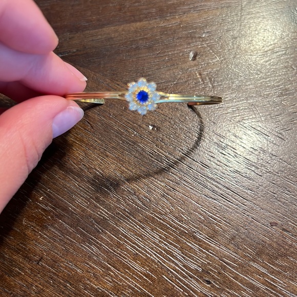 gold bracelet with blue flower - Picture 1 of 2